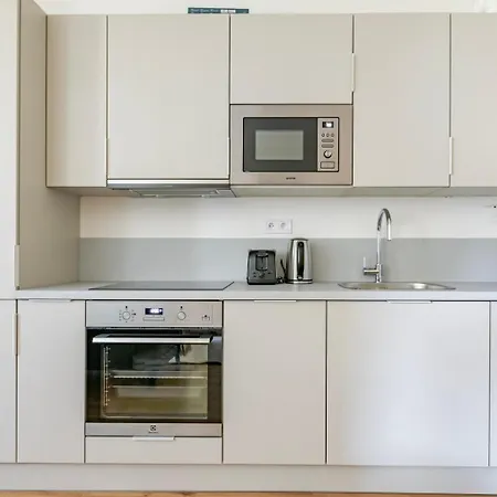 Blueground 5 Furnished Close To Offices Prg-47 *