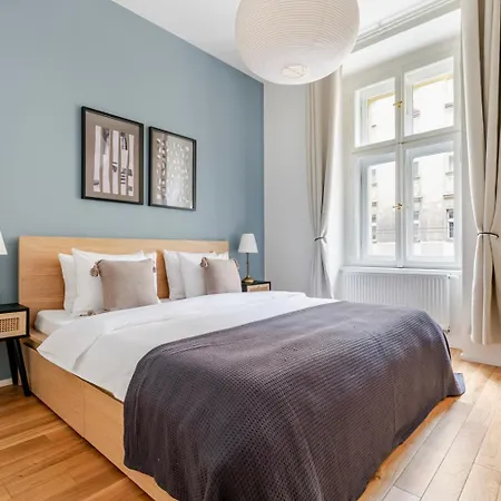 Blueground 5 Furnished Close To Offices Prg-47 *